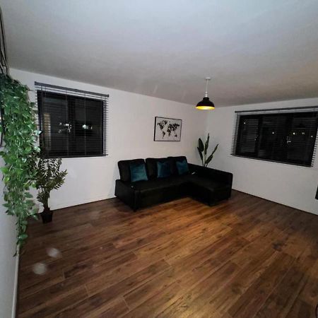 Impeccable 2-Bed Apartment In Grays London Eksteriør billede