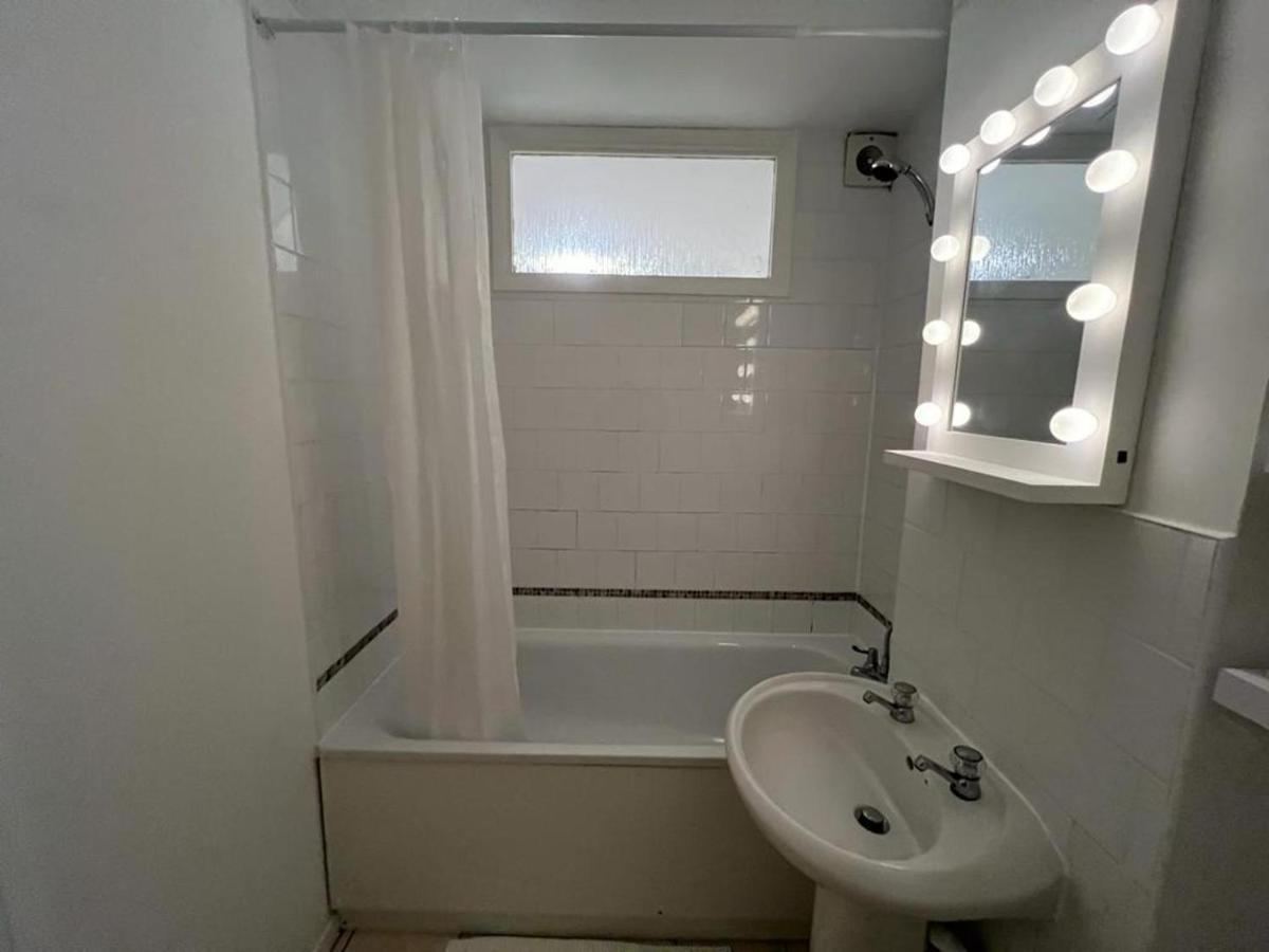Impeccable 2-Bed Apartment In Grays London Eksteriør billede