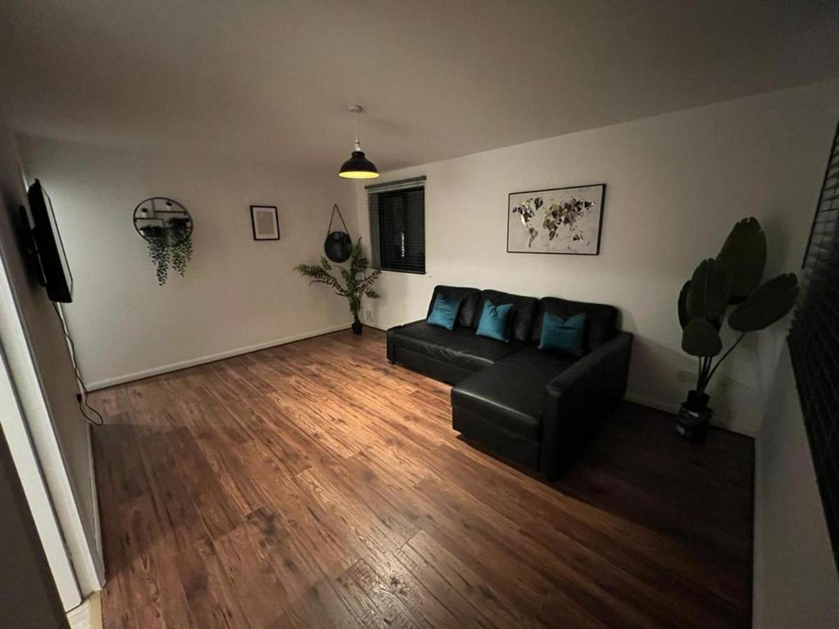 Impeccable 2-Bed Apartment In Grays London Eksteriør billede