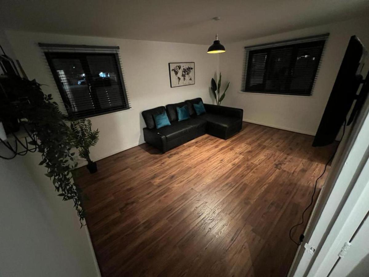 Impeccable 2-Bed Apartment In Grays London Eksteriør billede