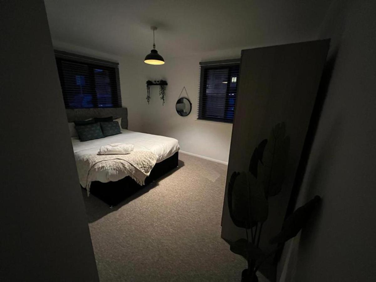 Impeccable 2-Bed Apartment In Grays London Eksteriør billede