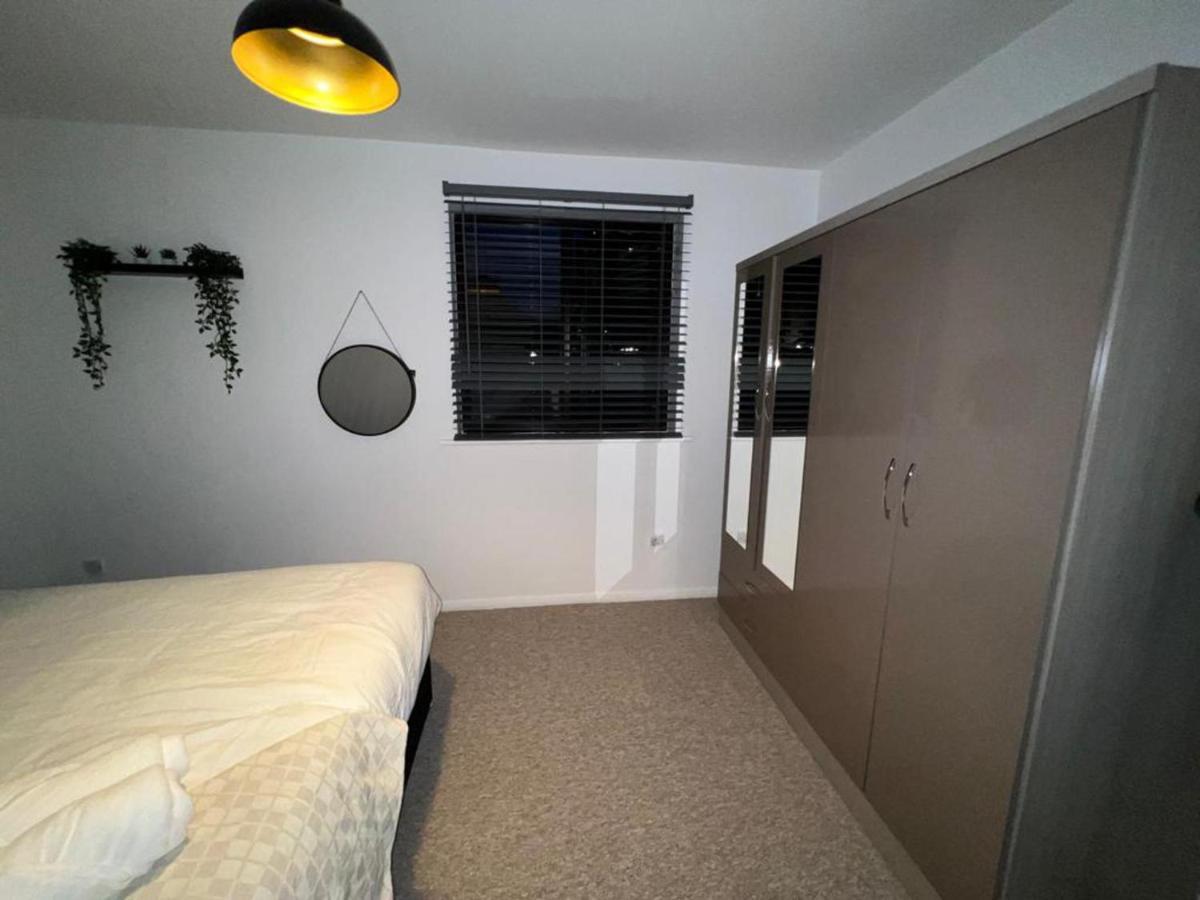 Impeccable 2-Bed Apartment In Grays London Eksteriør billede