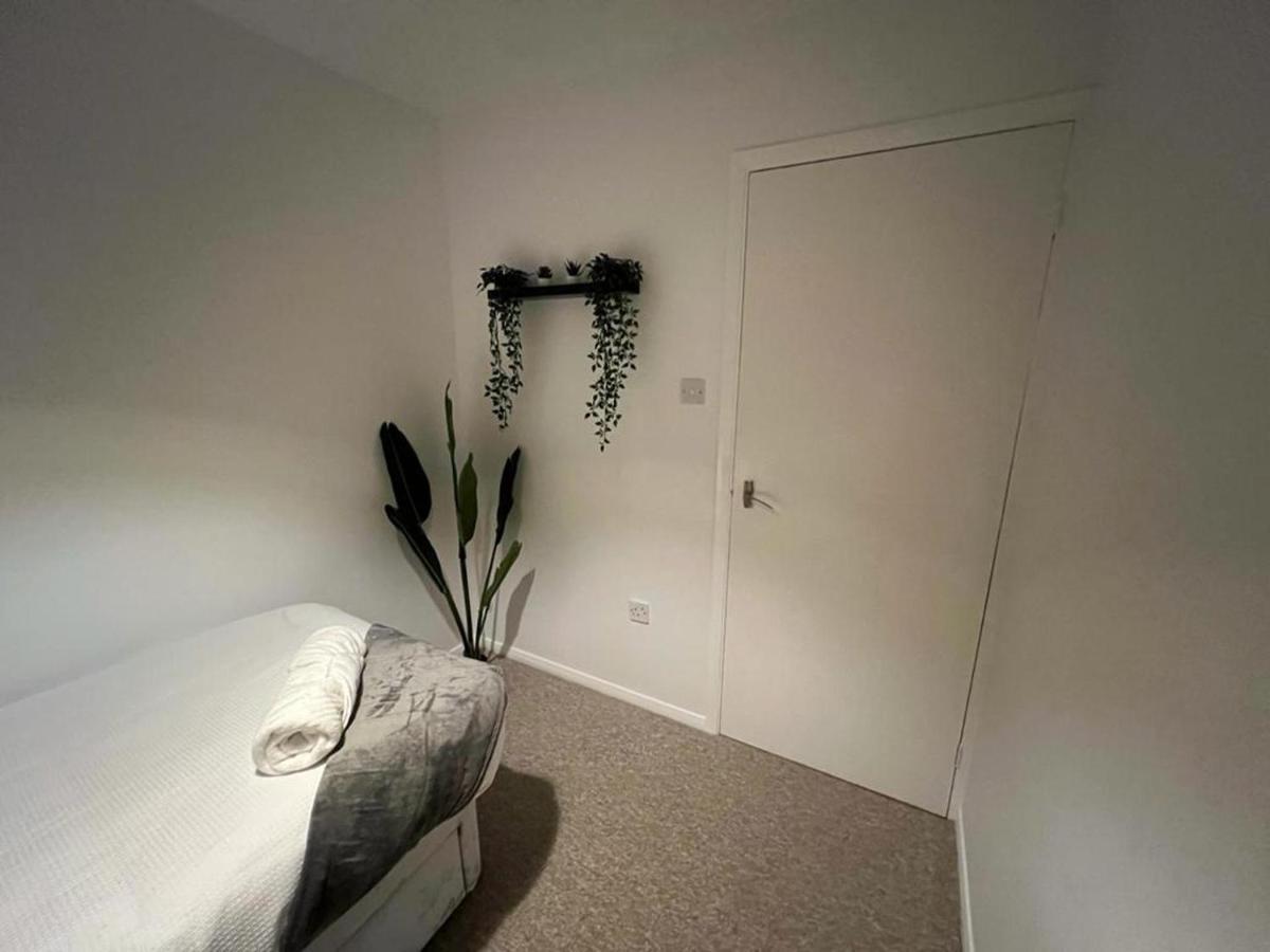 Impeccable 2-Bed Apartment In Grays London Eksteriør billede