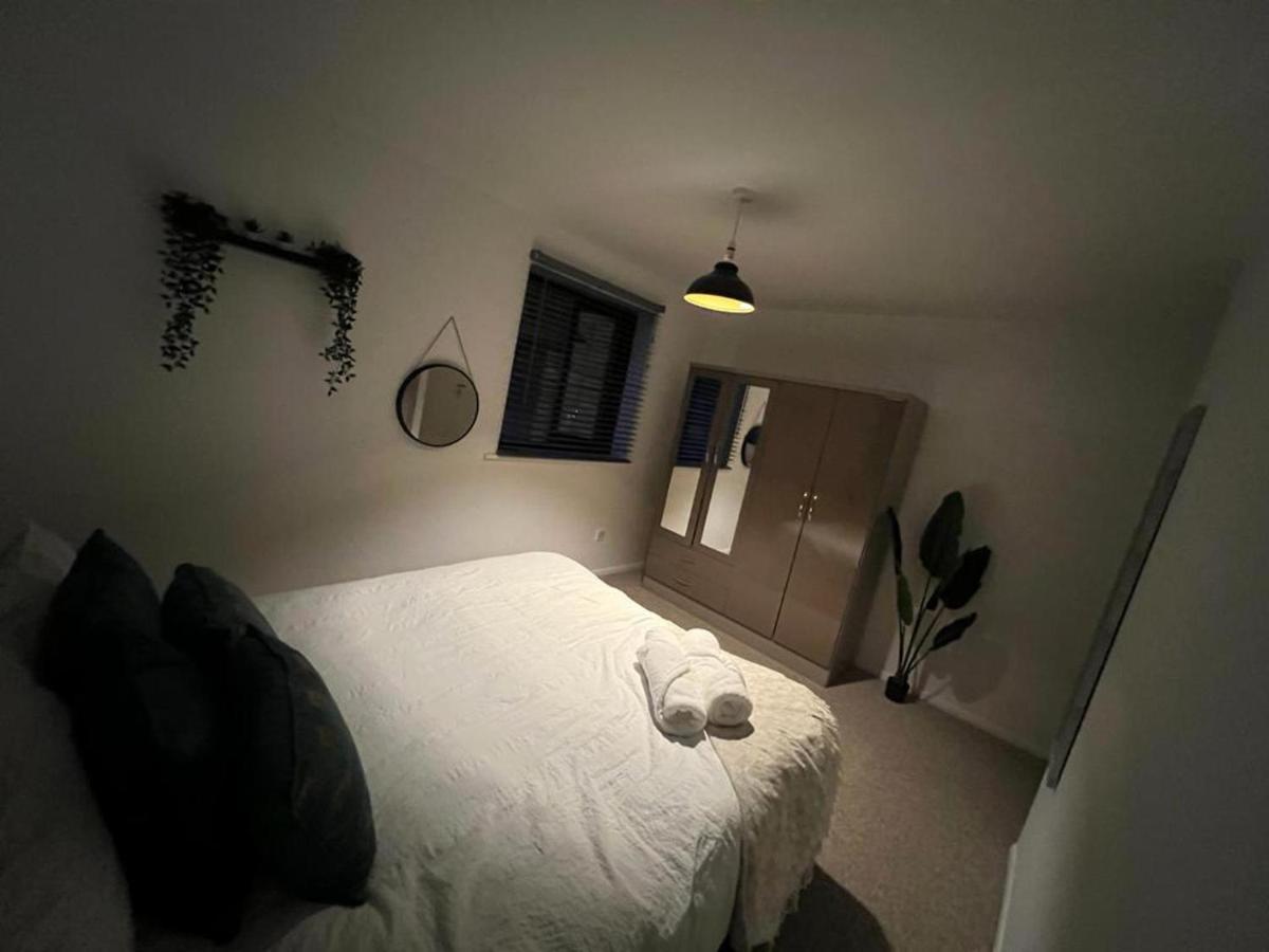 Impeccable 2-Bed Apartment In Grays London Eksteriør billede