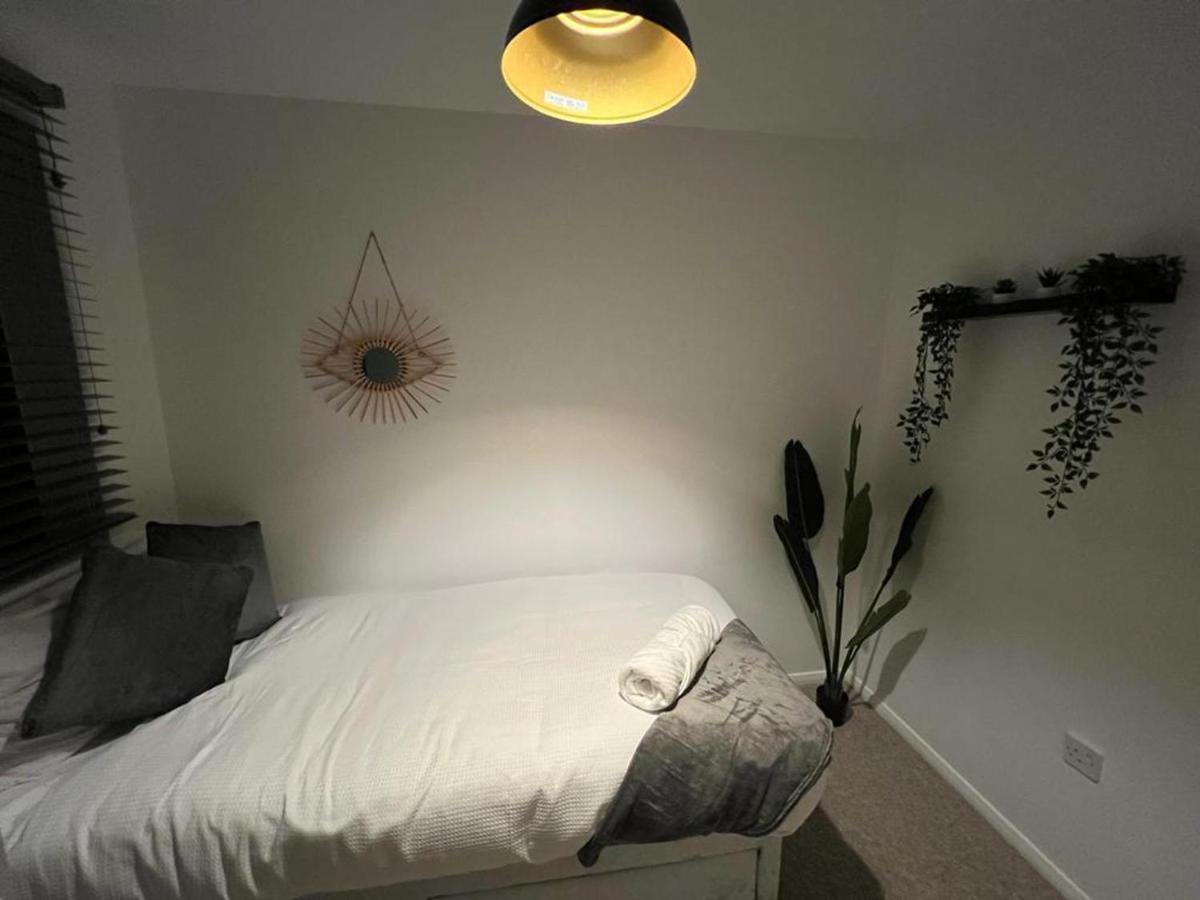 Impeccable 2-Bed Apartment In Grays London Eksteriør billede