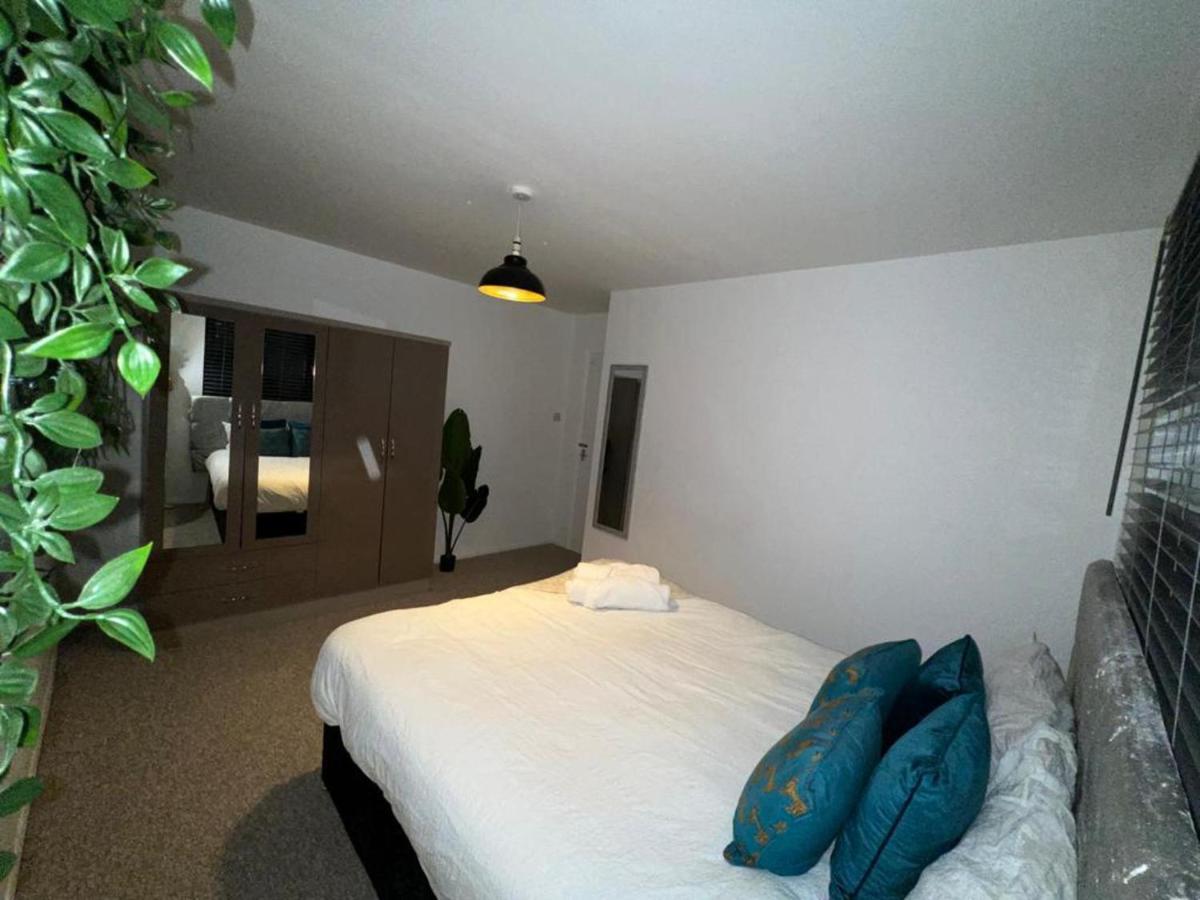 Impeccable 2-Bed Apartment In Grays London Eksteriør billede