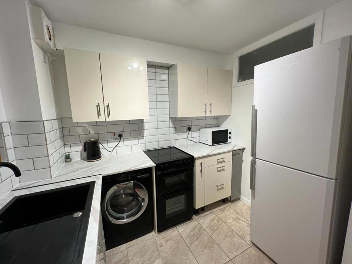 Impeccable 2-Bed Apartment In Grays London Eksteriør billede