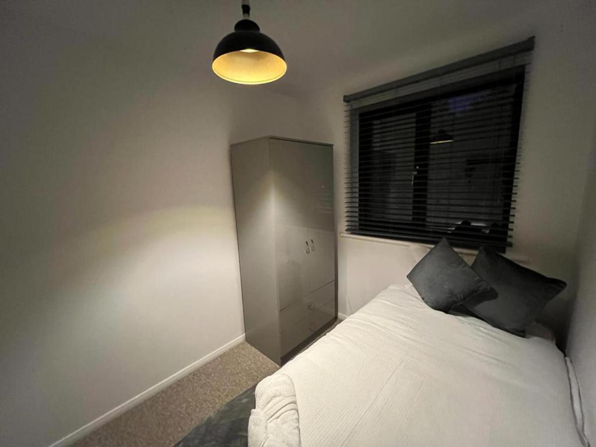 Impeccable 2-Bed Apartment In Grays London Eksteriør billede