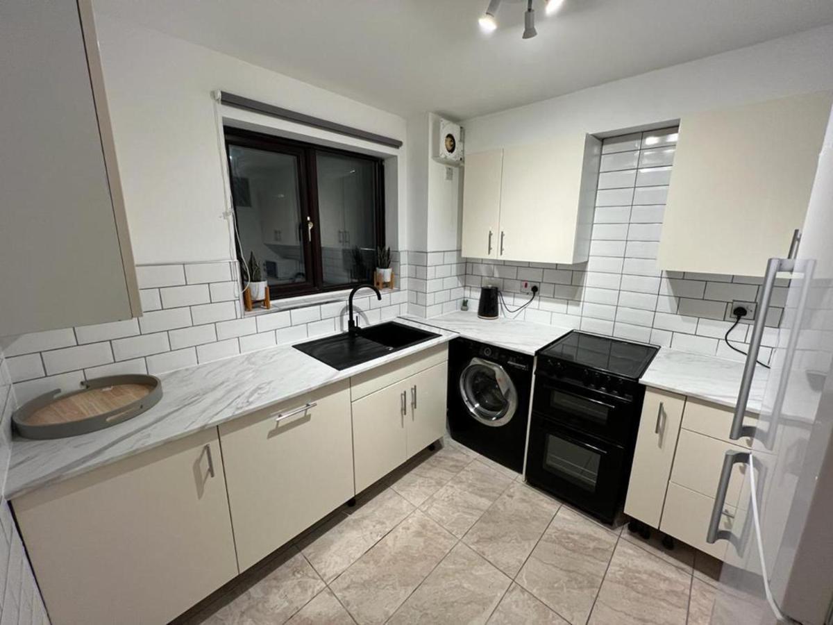 Impeccable 2-Bed Apartment In Grays London Eksteriør billede