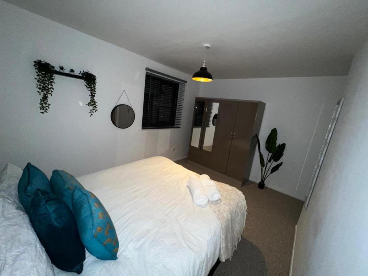 Impeccable 2-Bed Apartment In Grays London Eksteriør billede