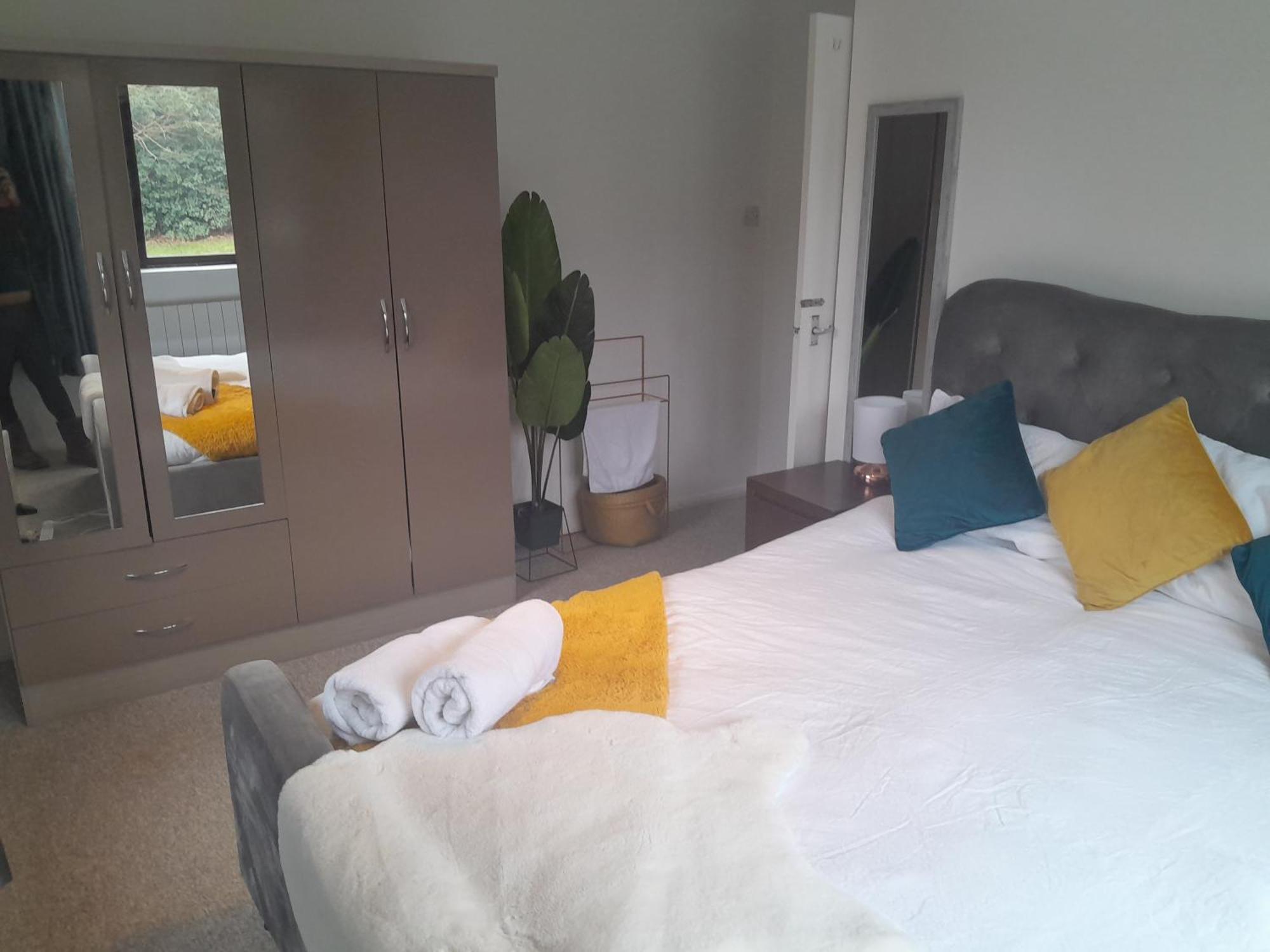 Impeccable 2-Bed Apartment In Grays London Eksteriør billede